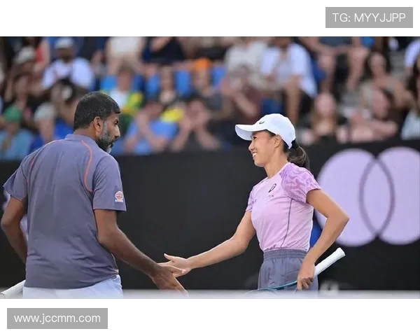 颁奖张帅亲吻澳网女双杯齐祝贺